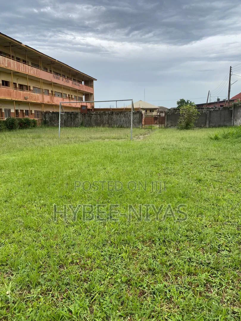 School for Sell in Abaranje