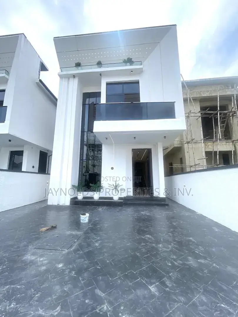 5bdrm Duplex in Ikota for sale in Ikota