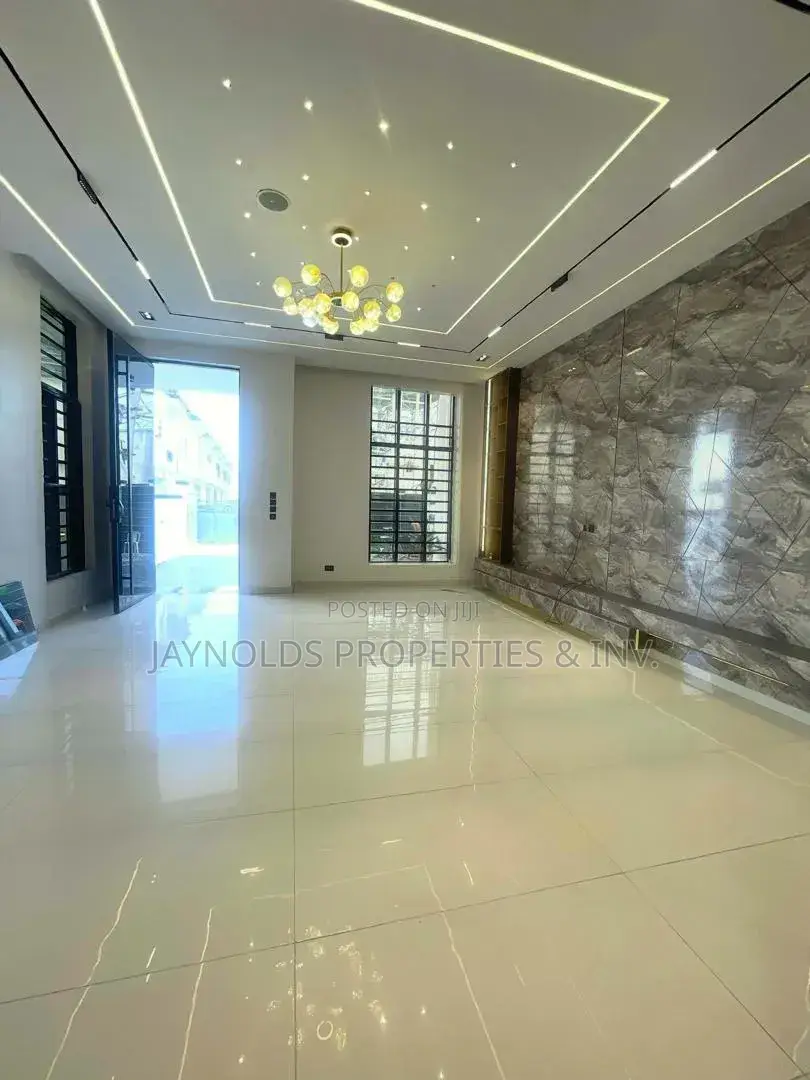 5bdrm Duplex in Ikota for sale in Ikota