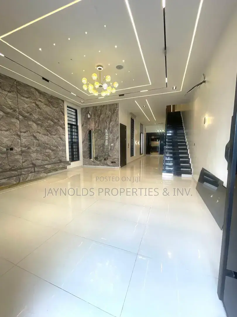 5bdrm Duplex in Ikota for sale in Ikota