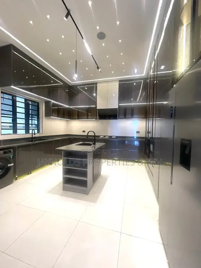 5bdrm Duplex in Ikota for sale in Ikota