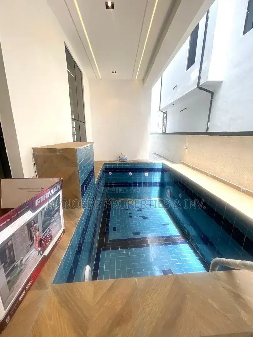 5bdrm Duplex in Ikota for sale in Ikota
