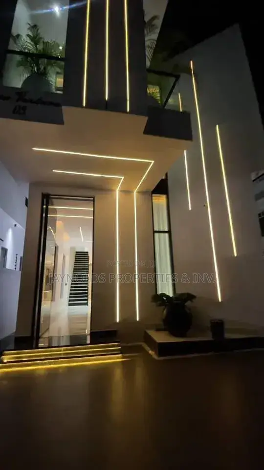 5bdrm Duplex in Ikota for sale in Ikota