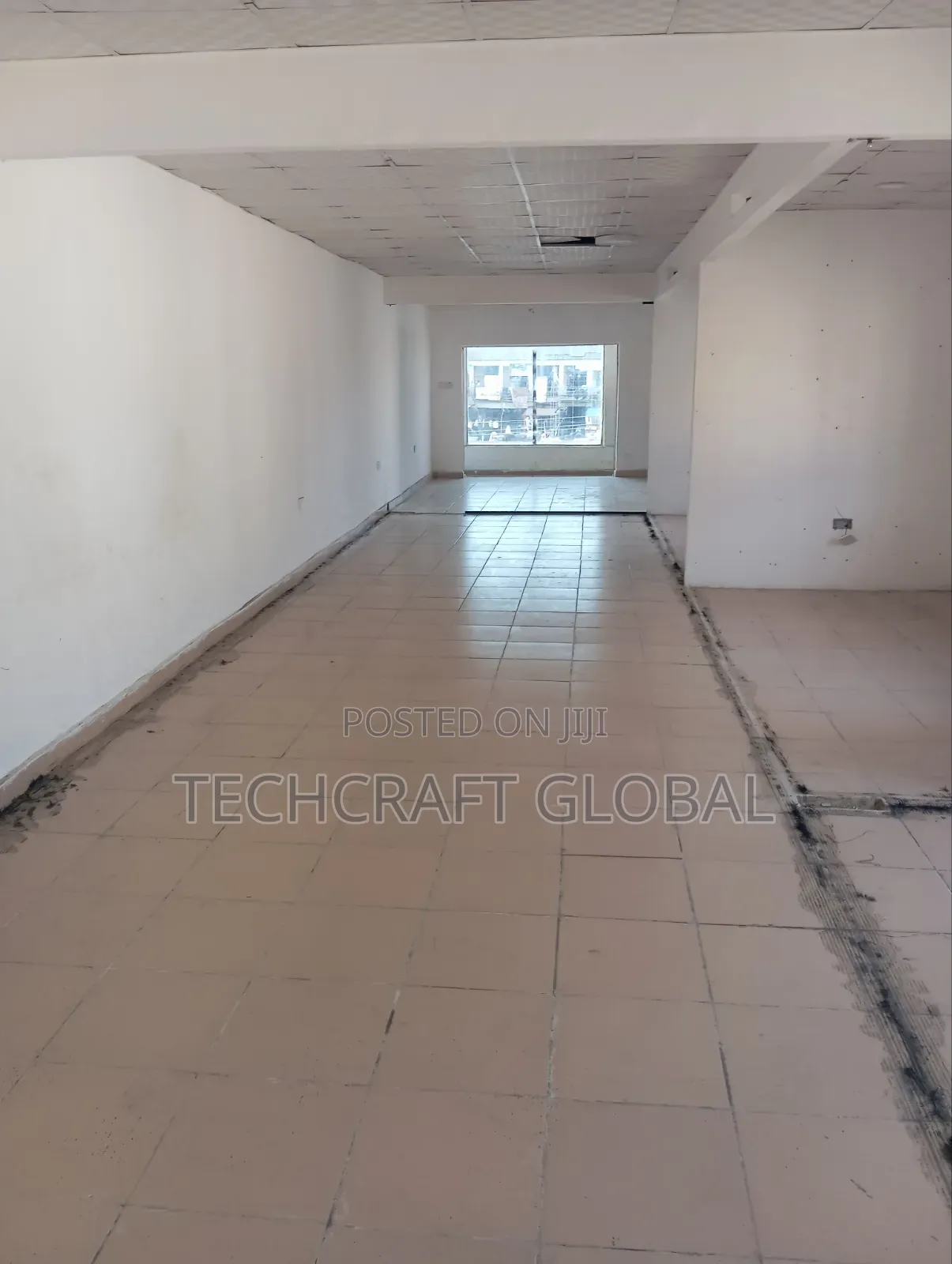 Very Spacious Shop/Office/Hall +2 Toilet to Let Directly Facing Expres in Sangotedo