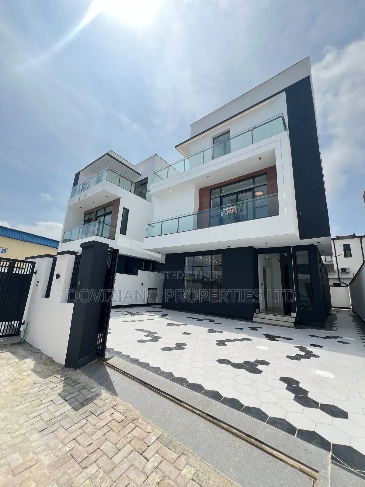 5bdrm Duplex in Chevron for sale in Chevron