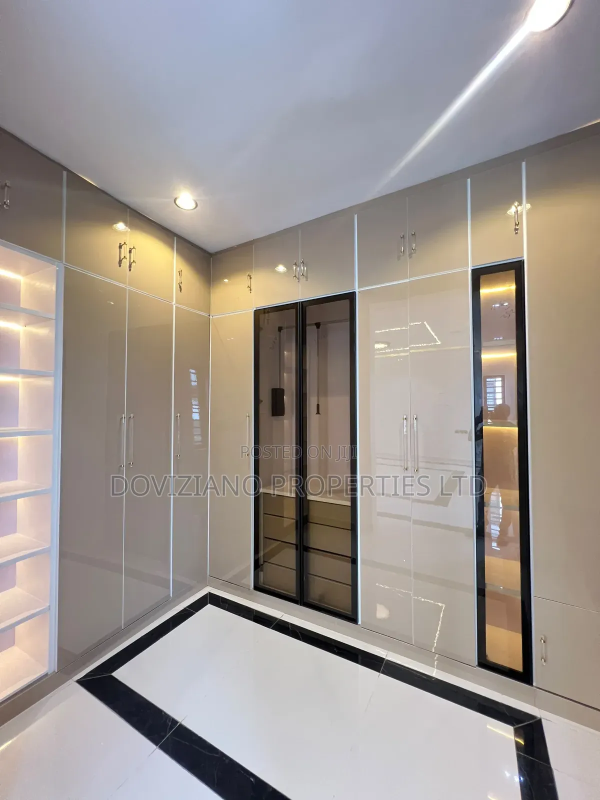 5bdrm Duplex in Chevron for sale in Chevron