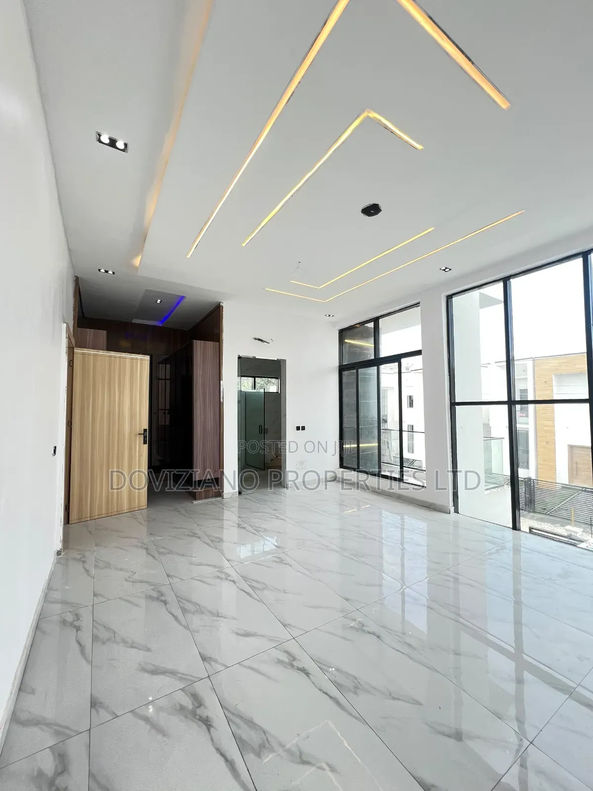5bdrm Duplex in Chevron for sale in Chevron