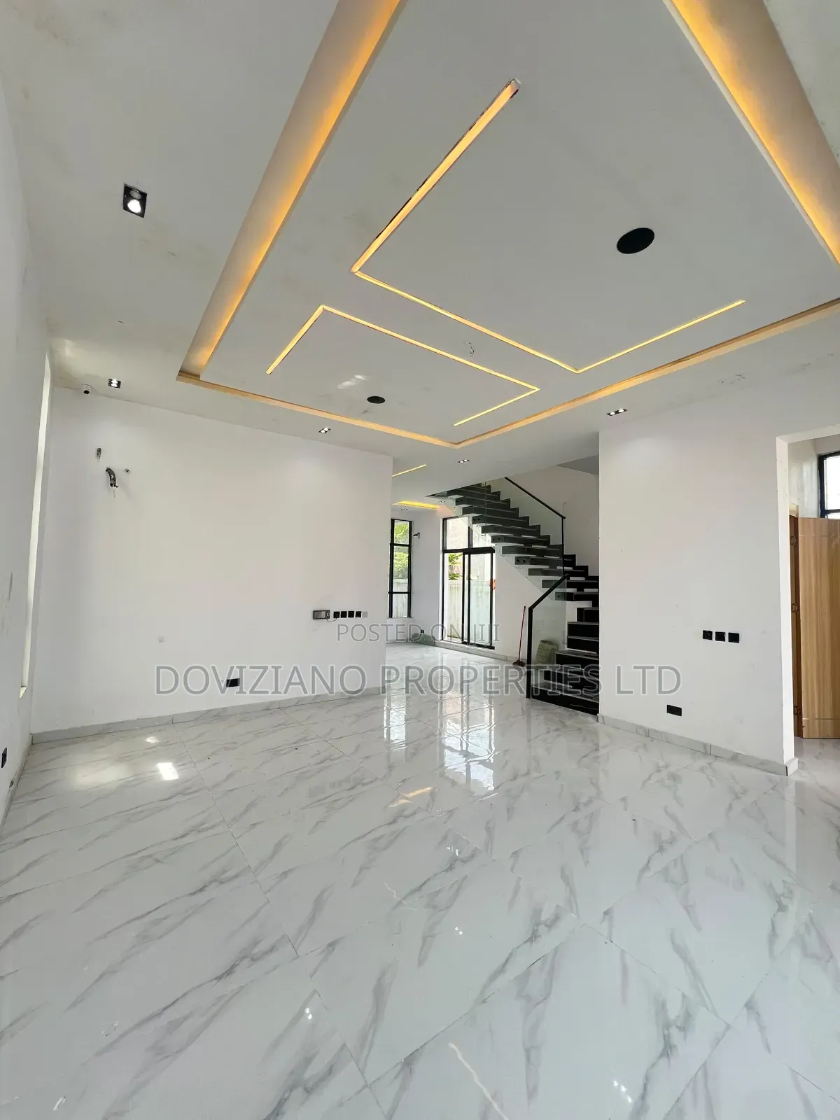5bdrm Duplex in Chevron for sale in Chevron