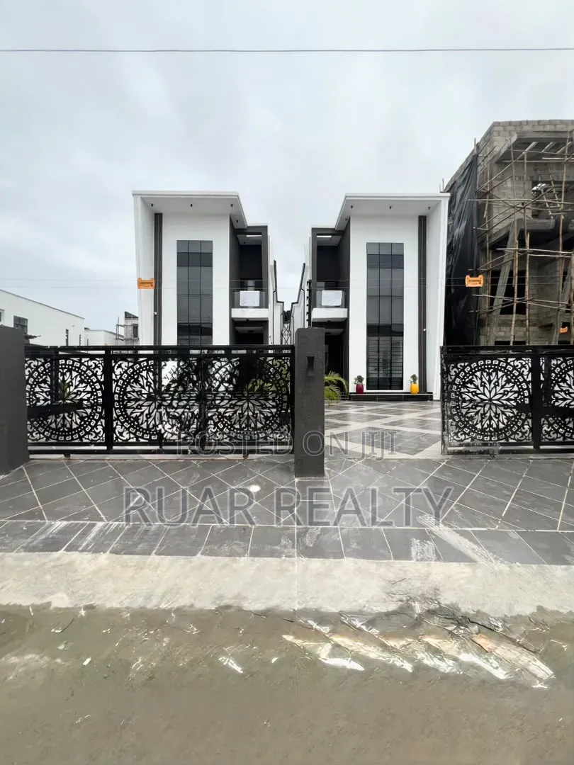 5bdrm Duplex in Ikota for sale in Ikota