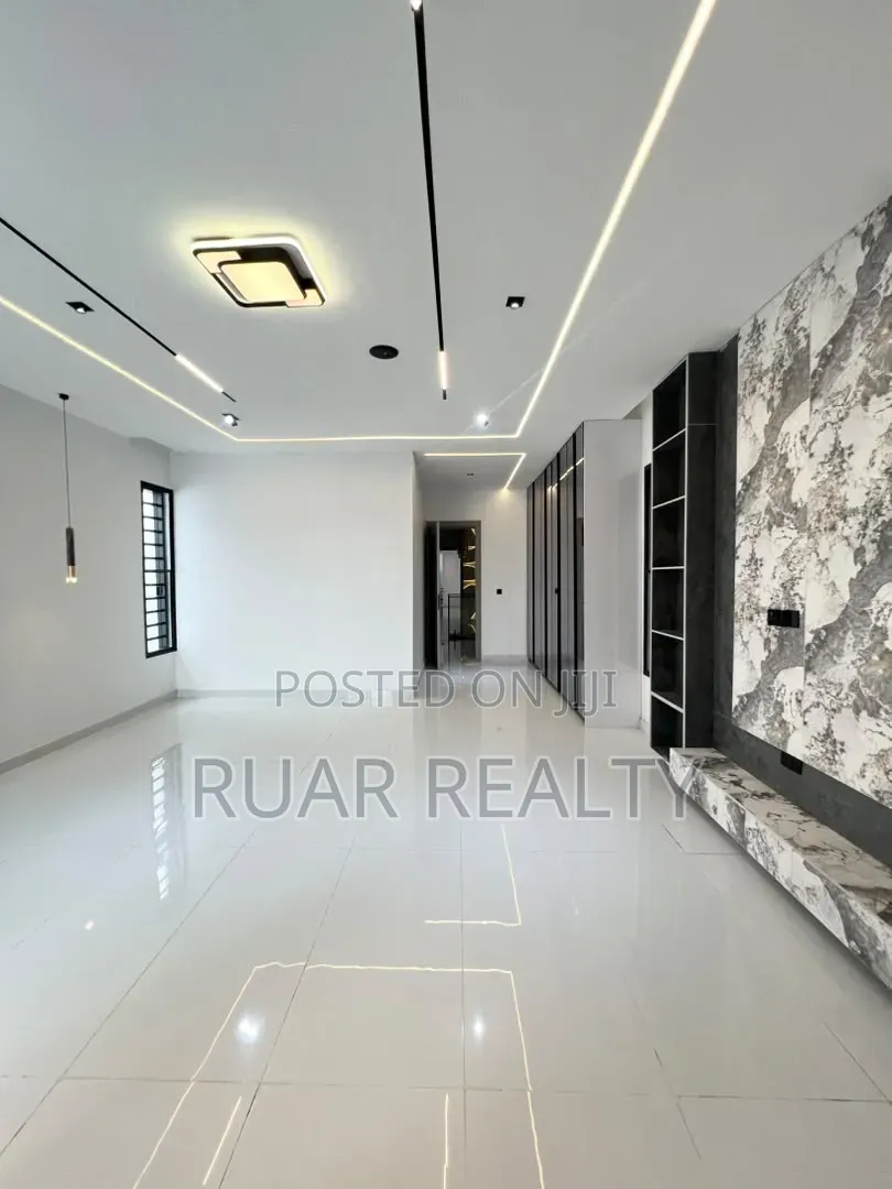 5bdrm Duplex in Ikota for sale in Ikota