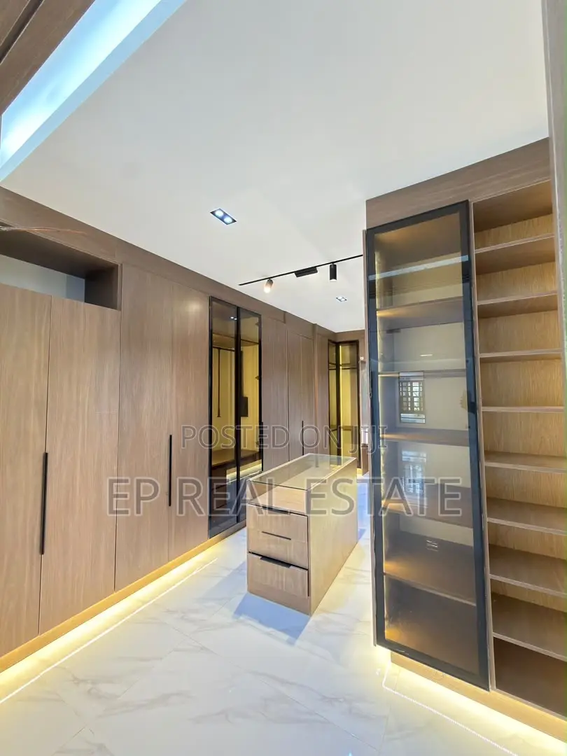 5bdrm Duplex in Apo Resettlement for sale in Apo Resettlement