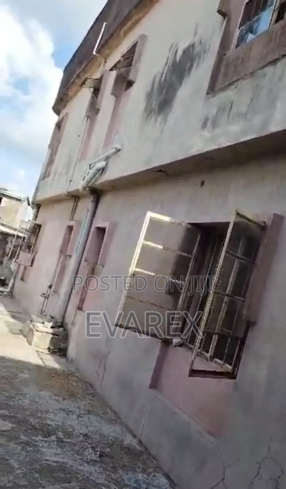 12bdrm Block of Flats in Okokomaiko for sale in Okokomaiko