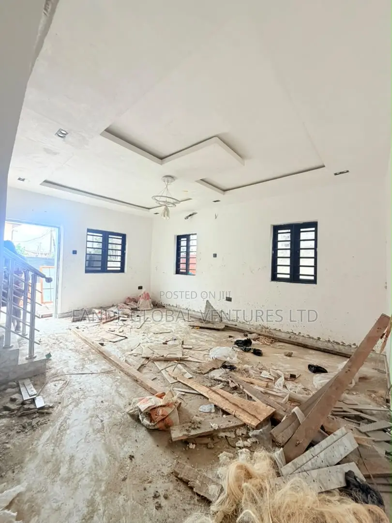 4bdrm Duplex in Ilupeju for sale in Ilupeju