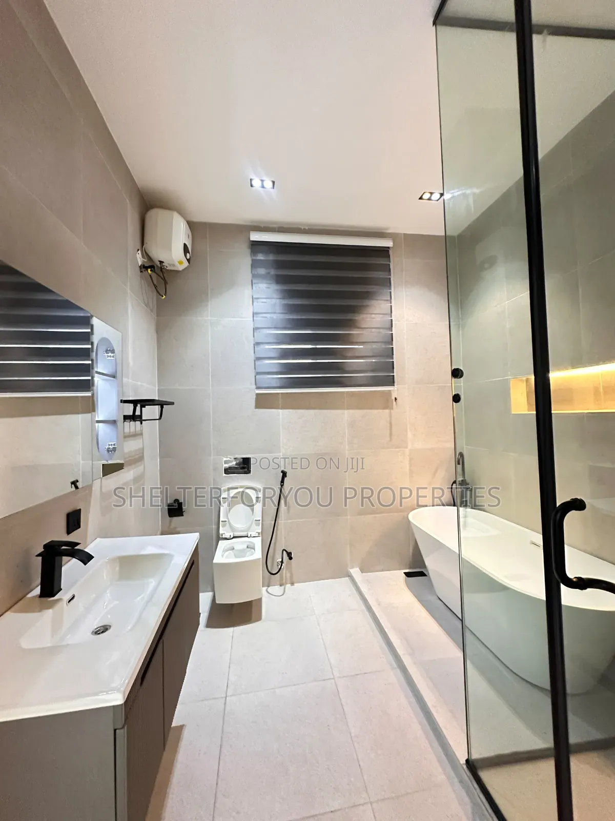 5bdrm Duplex in Idado for sale in Idado