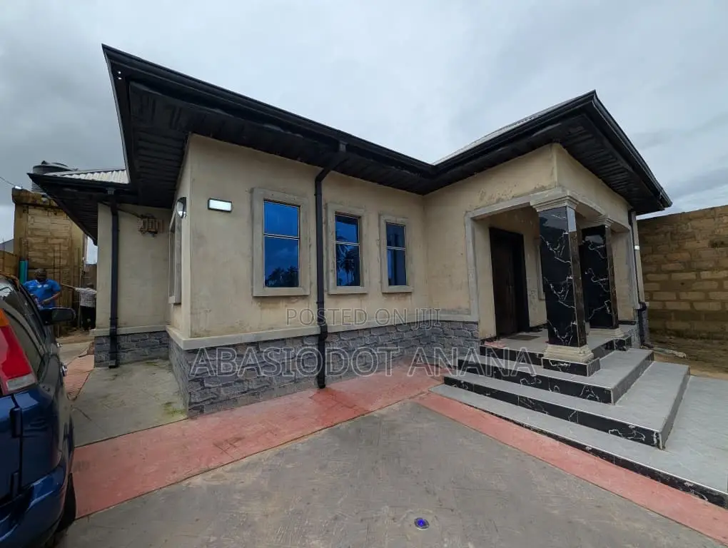 3bdrm Bungalow in Ring Road 3 Oron, Uyo for sale in Uyo