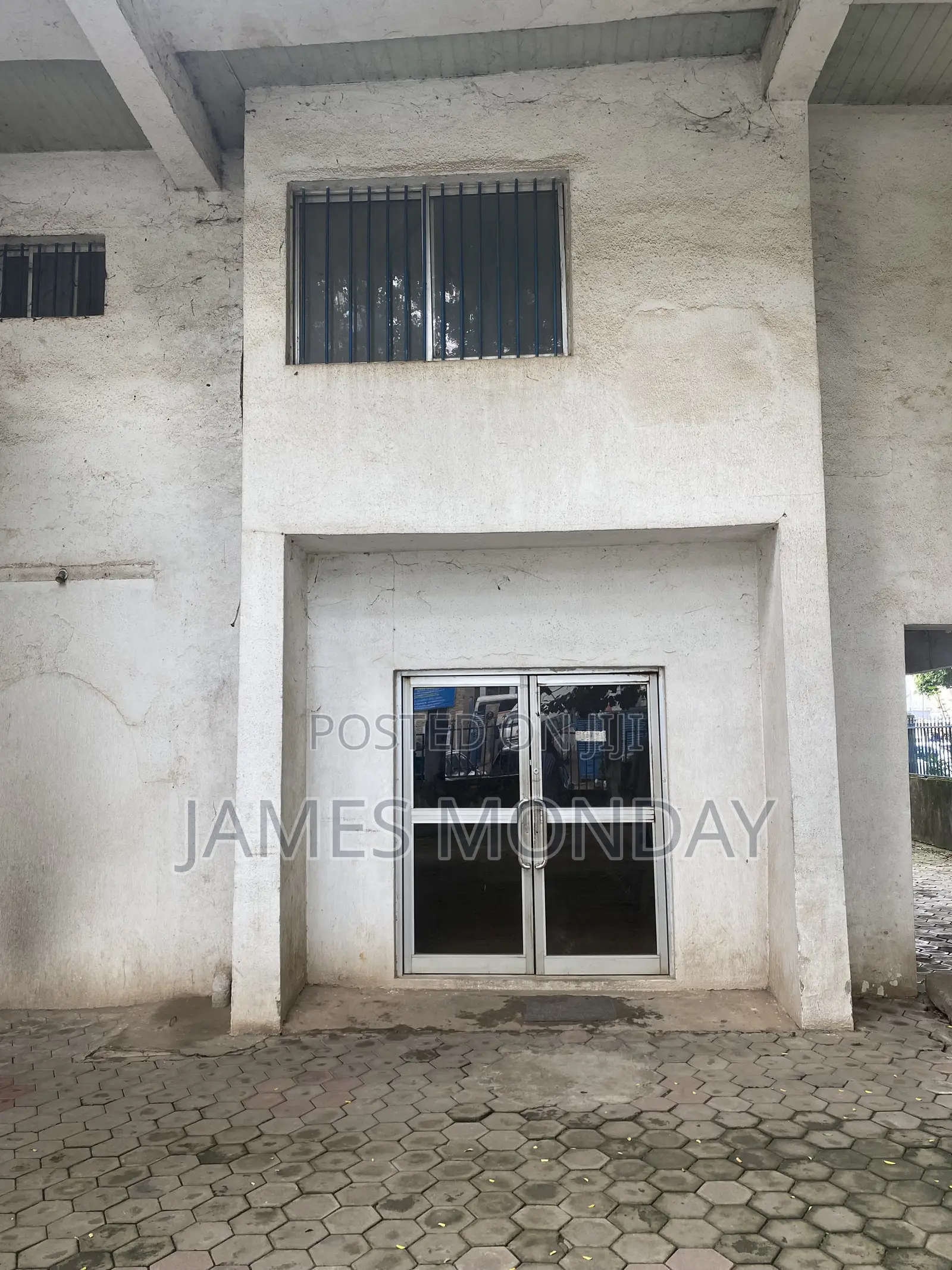 8bdrm Duplex in Private Residence, Area 8 for rent in Area 8