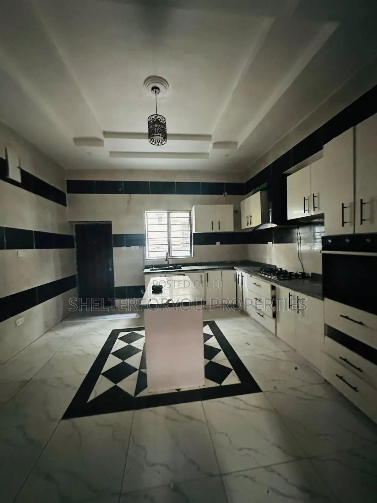5bdrm Duplex in Idado for sale in Idado