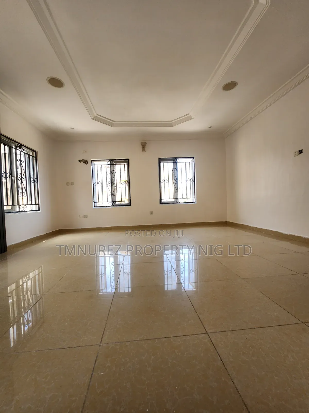 Mini Flat in Chevron for rent in Chevron