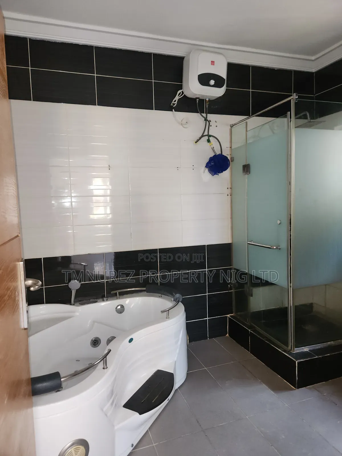 Mini Flat in Chevron for rent in Chevron