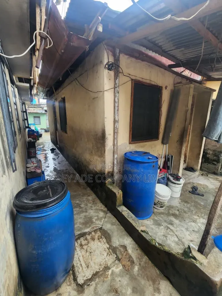 10bdrm Bungalow in Ojuelegba for sale in Ojuelegba