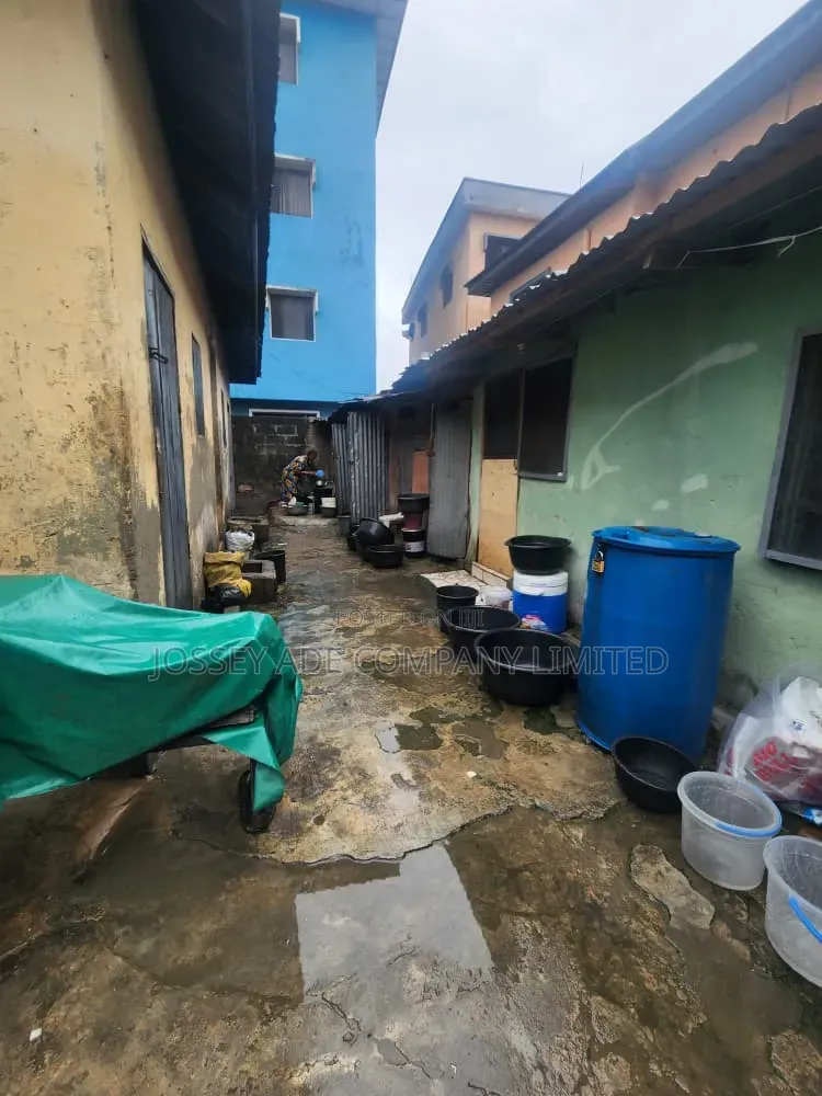 10bdrm Bungalow in Ojuelegba for sale in Ojuelegba