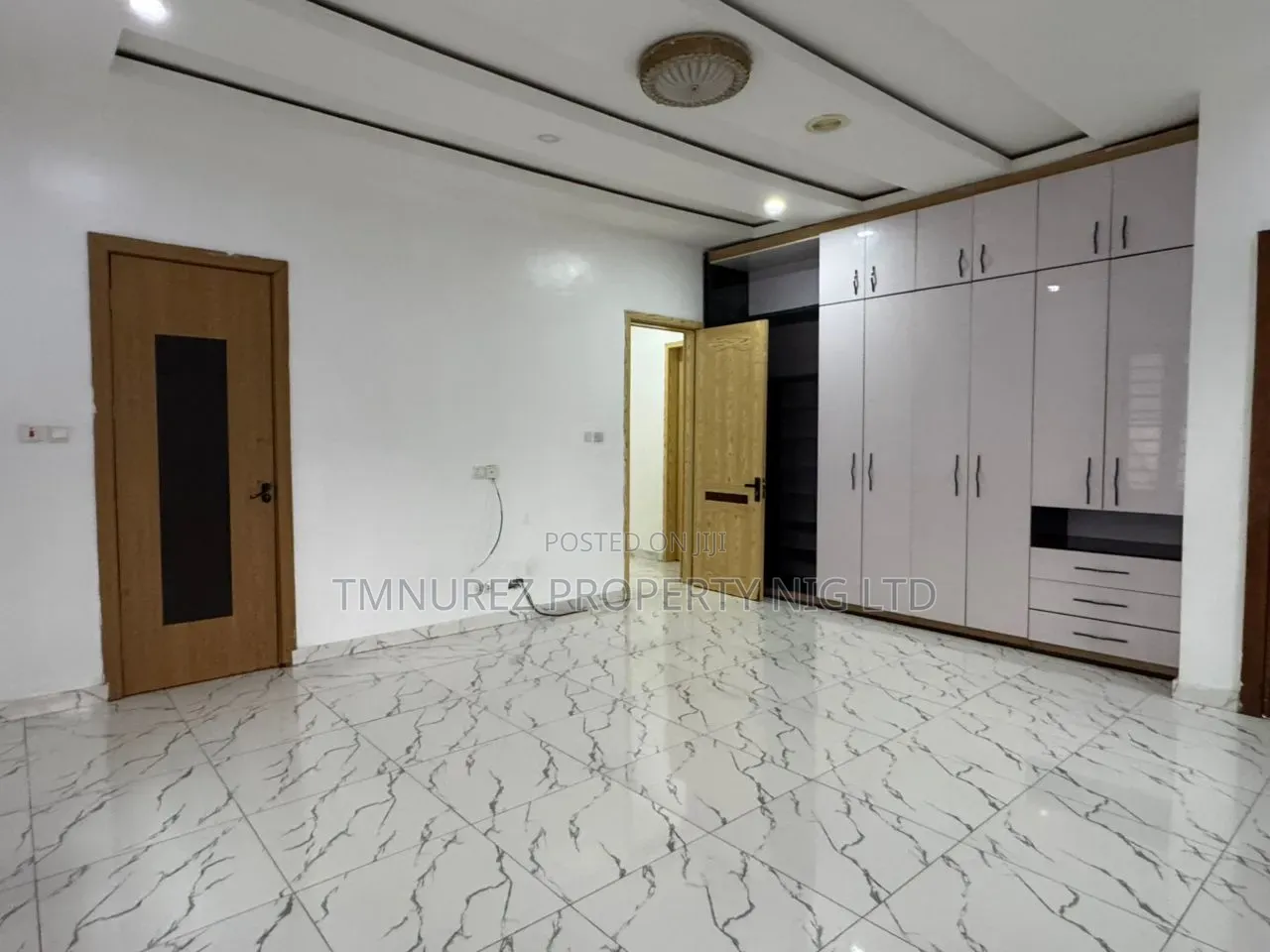 5bdrm Duplex in Chevron for rent in Chevron