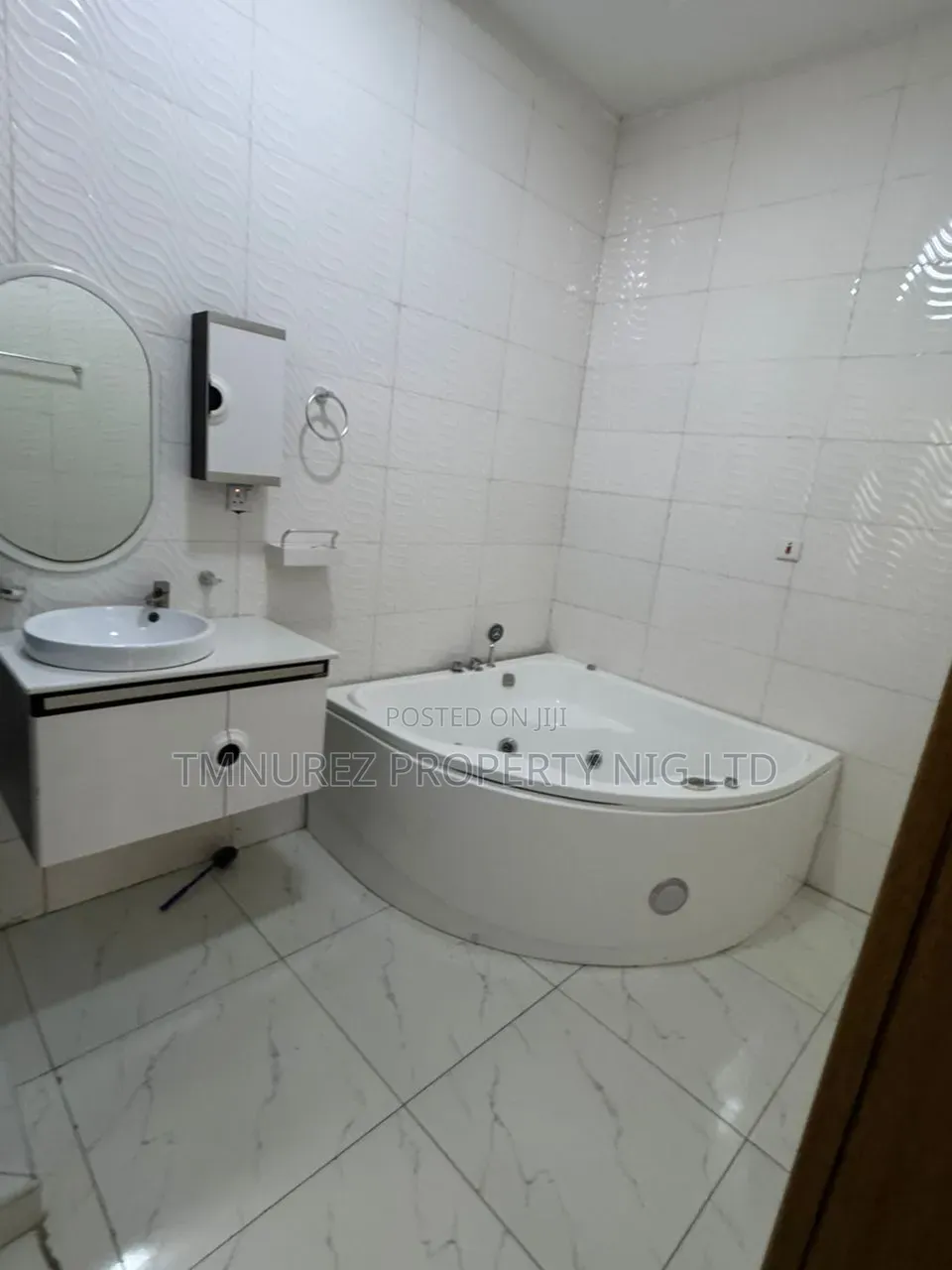 5bdrm Duplex in Chevron for rent in Chevron
