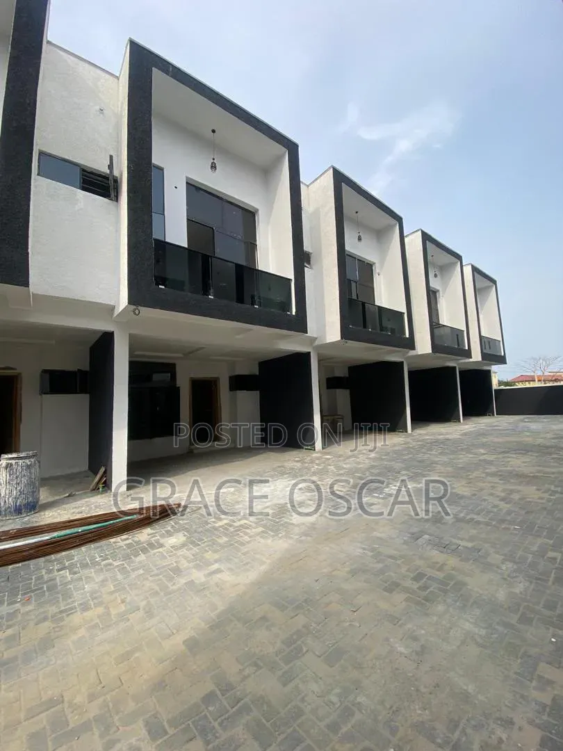 3bdrm Duplex in Ikota for sale in Ikota