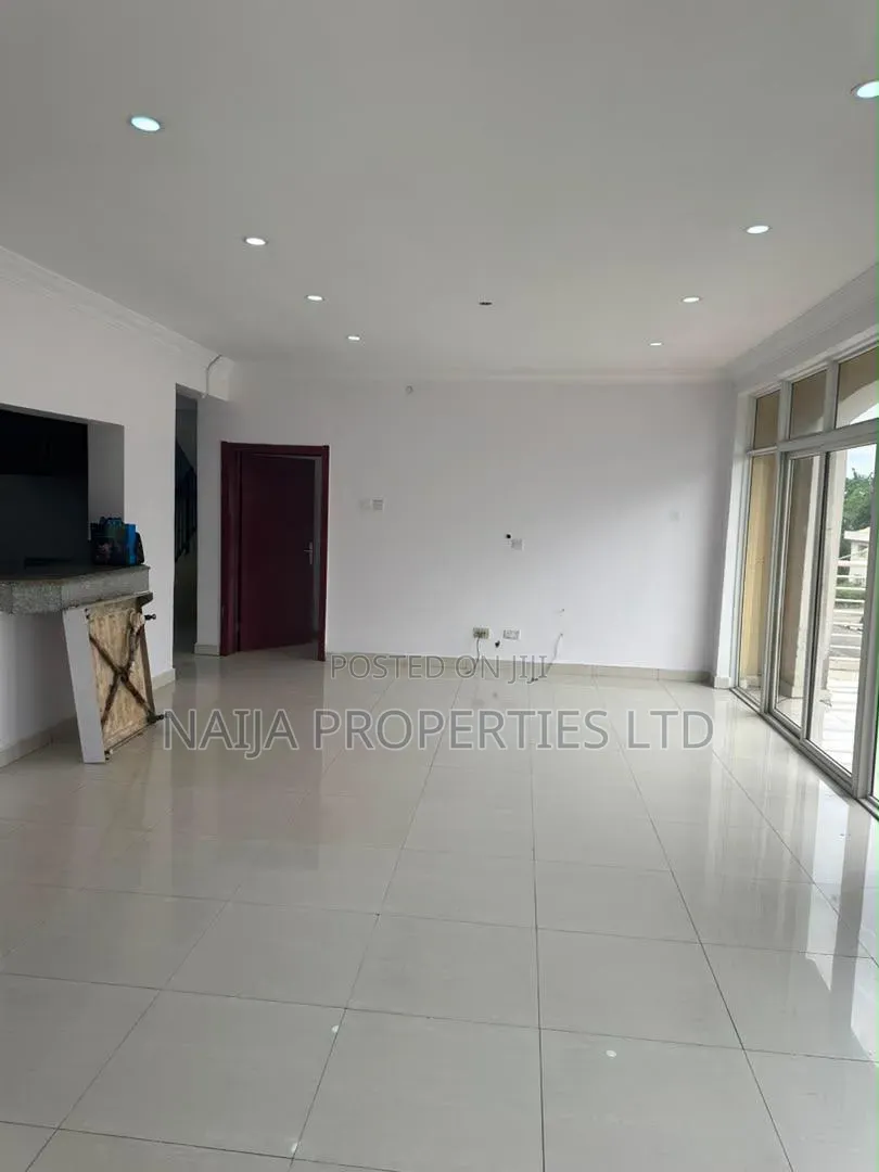 3bdrm Penthouse in Cromwell Estate, for rent in Chevron