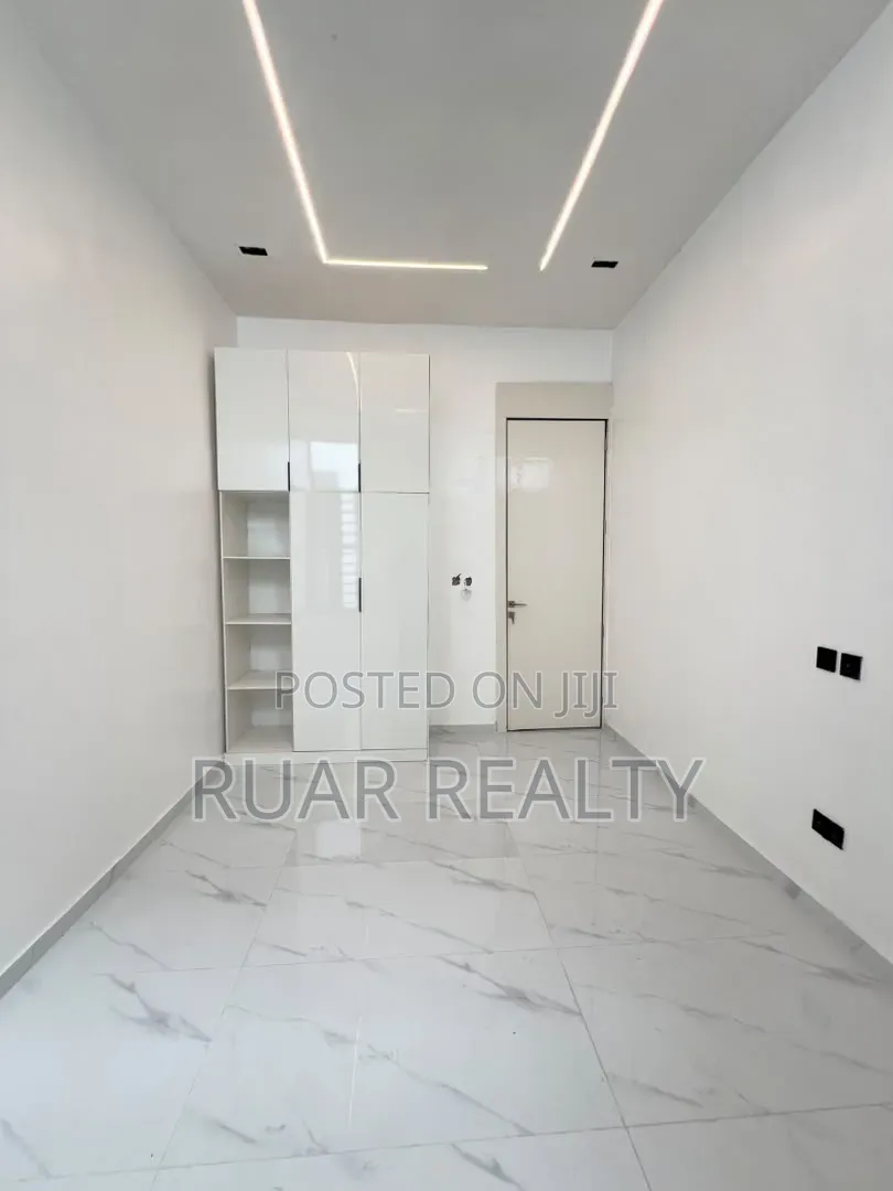 5bdrm Duplex in Chevron for sale in Chevron