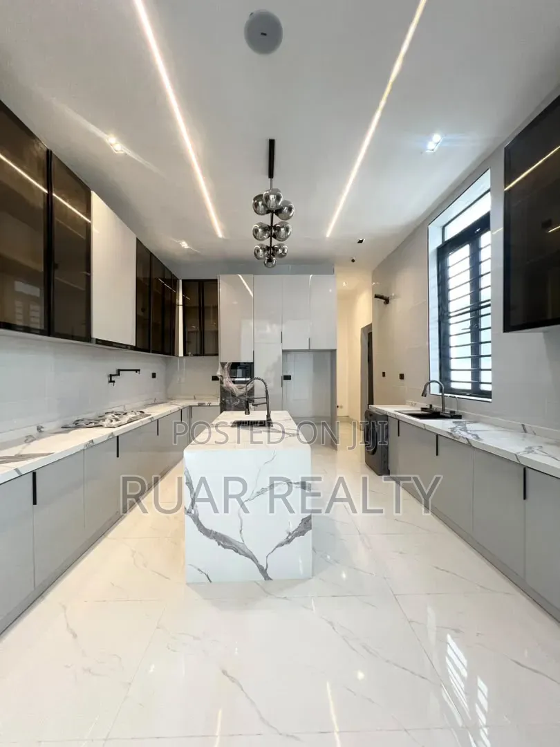 5bdrm Duplex in Chevron for sale in Chevron
