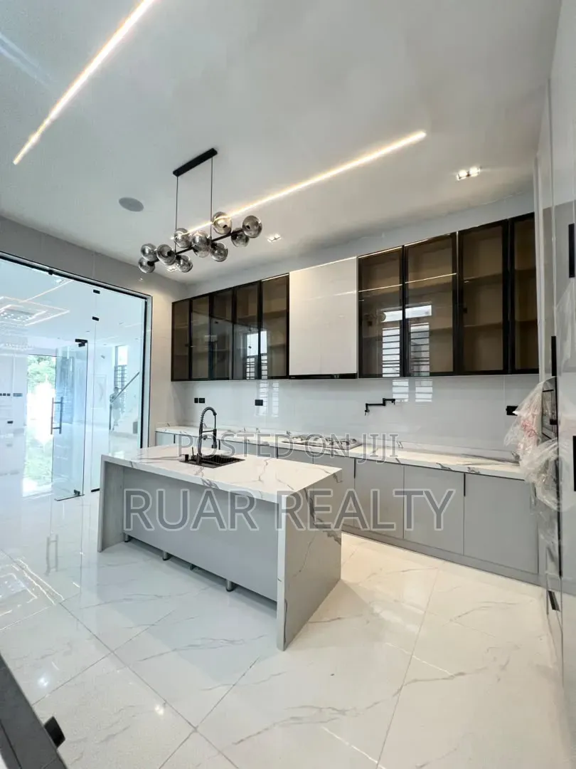 5bdrm Duplex in Chevron for sale in Chevron