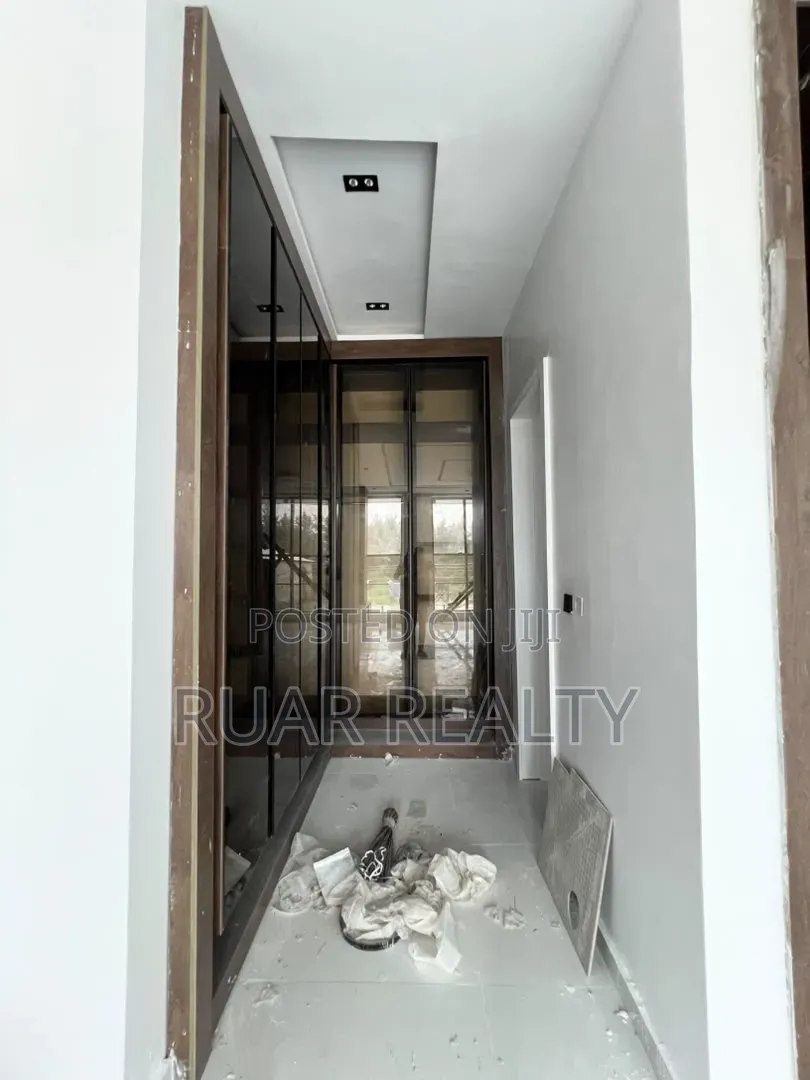 5bdrm Duplex in Ikota for sale in Ikota