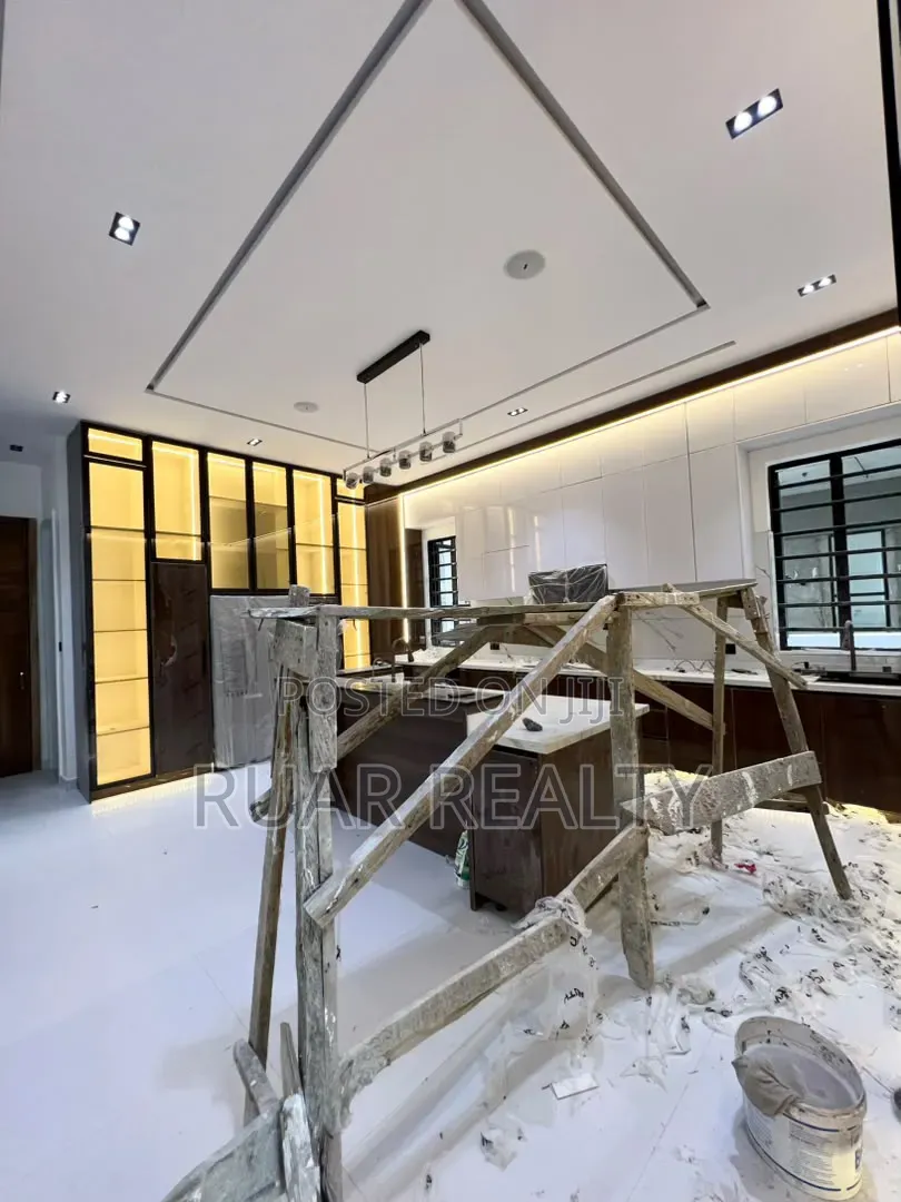 5bdrm Duplex in Ikota for sale in Ikota