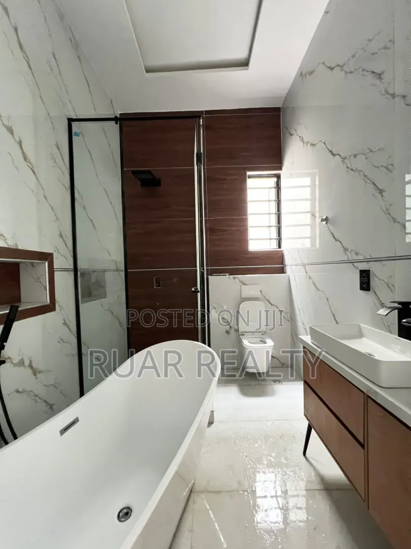 5bdrm Duplex in Ikota for sale in Ikota