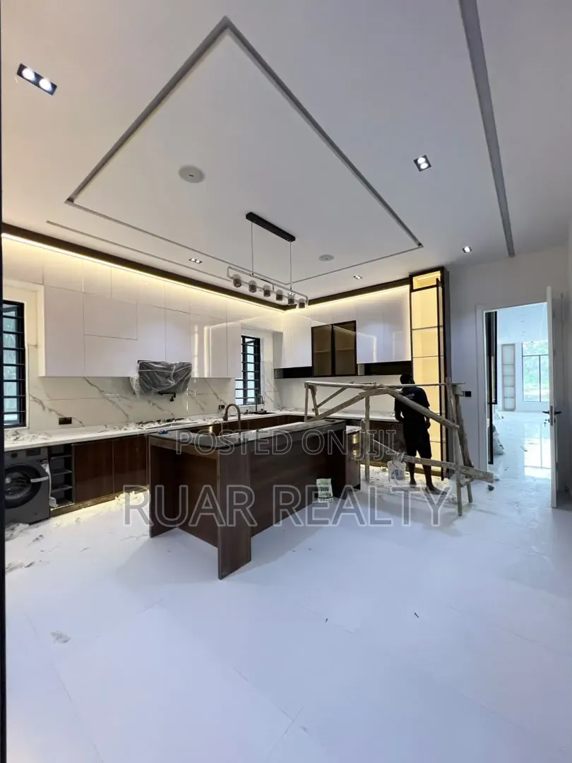 5bdrm Duplex in Ikota for sale in Ikota