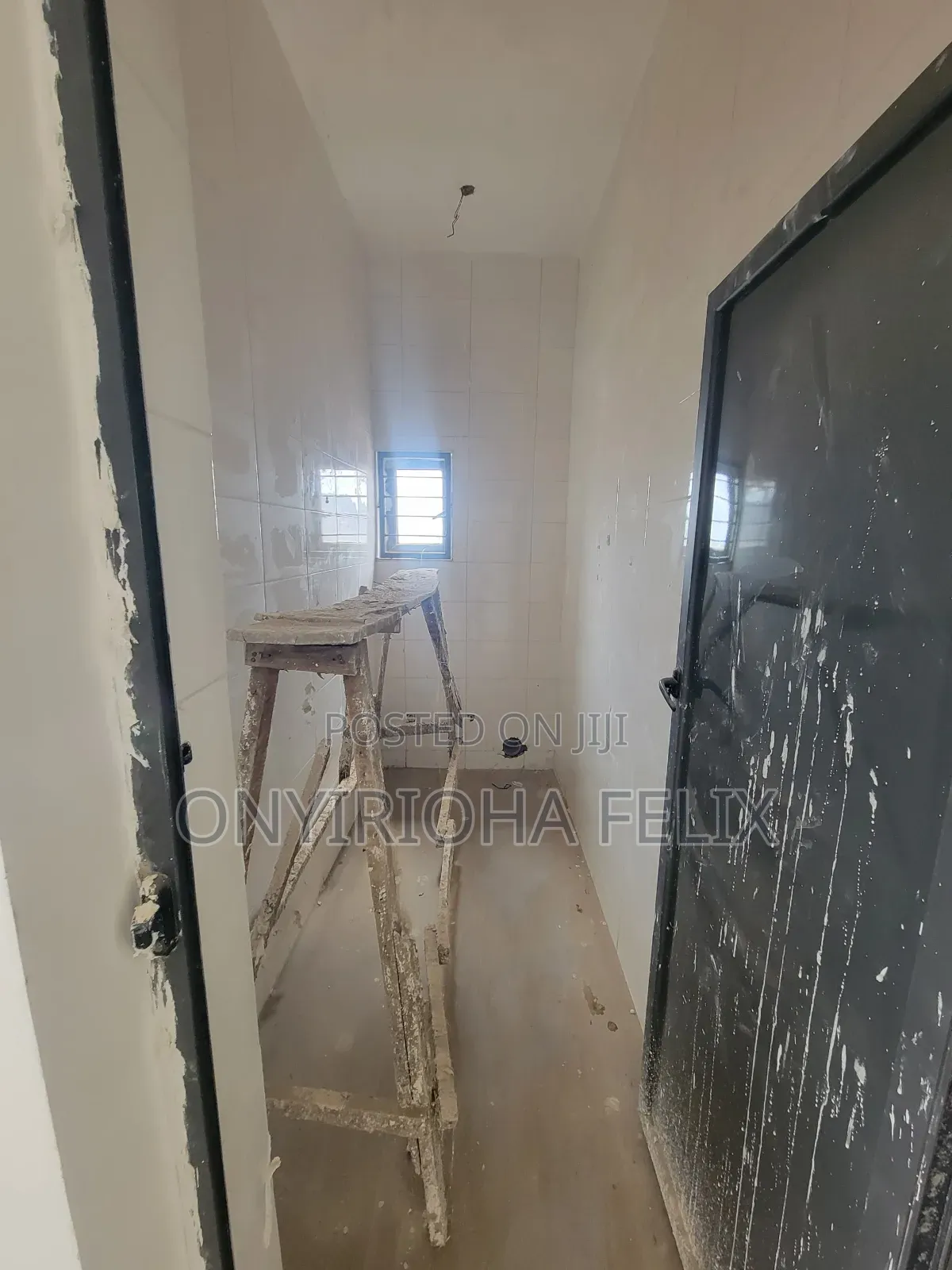 310 SQMS in a 3 Floor Plaza in Phase 2 / Jikwoyi