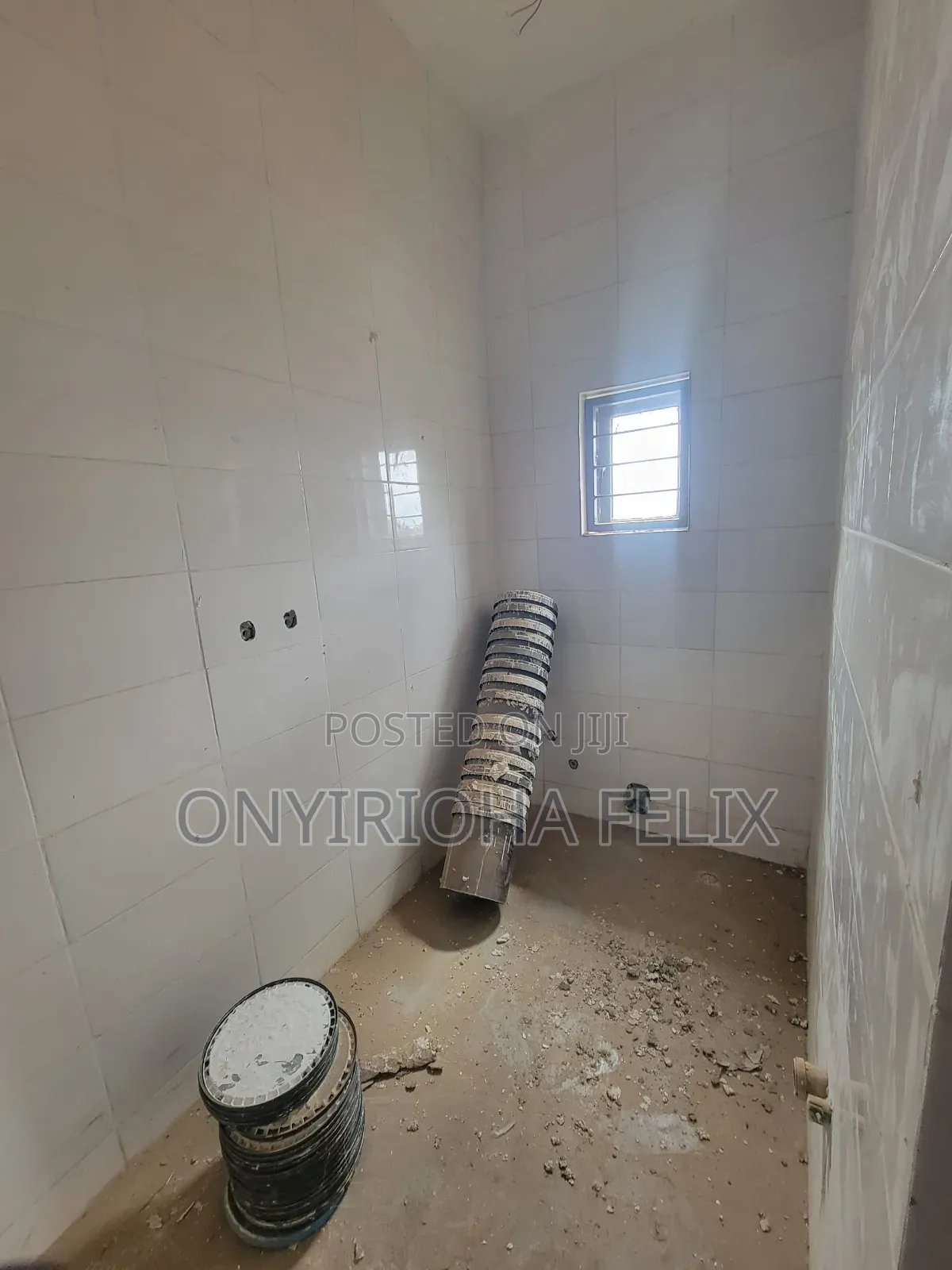 310 SQMS in a 3 Floor Plaza in Phase 2 / Jikwoyi