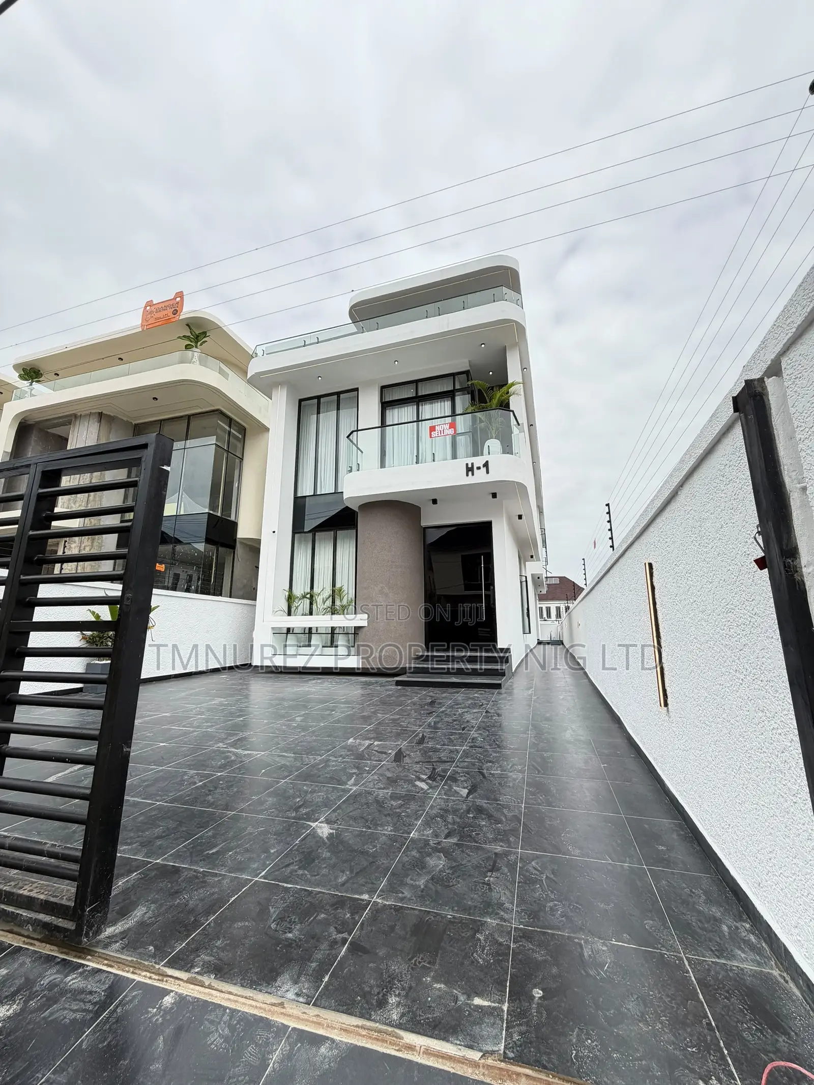 4bdrm Duplex in Chevron for sale in Chevron
