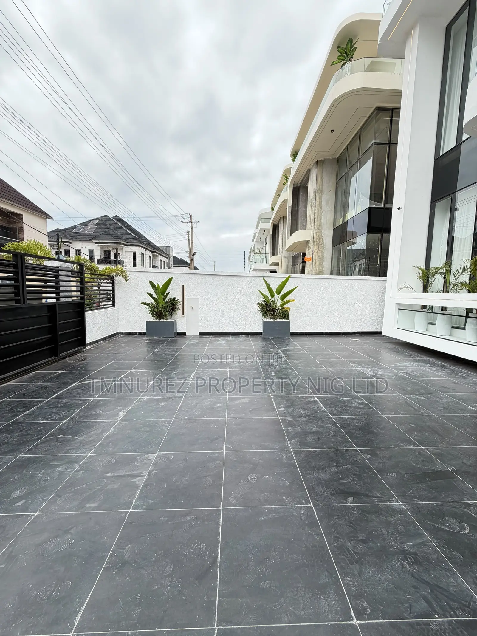 4bdrm Duplex in Chevron for sale in Chevron