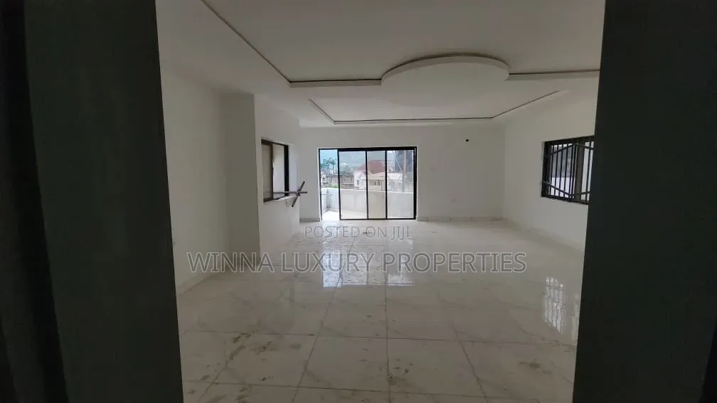 8 Bedrooms Detached Duplex in Maitama
