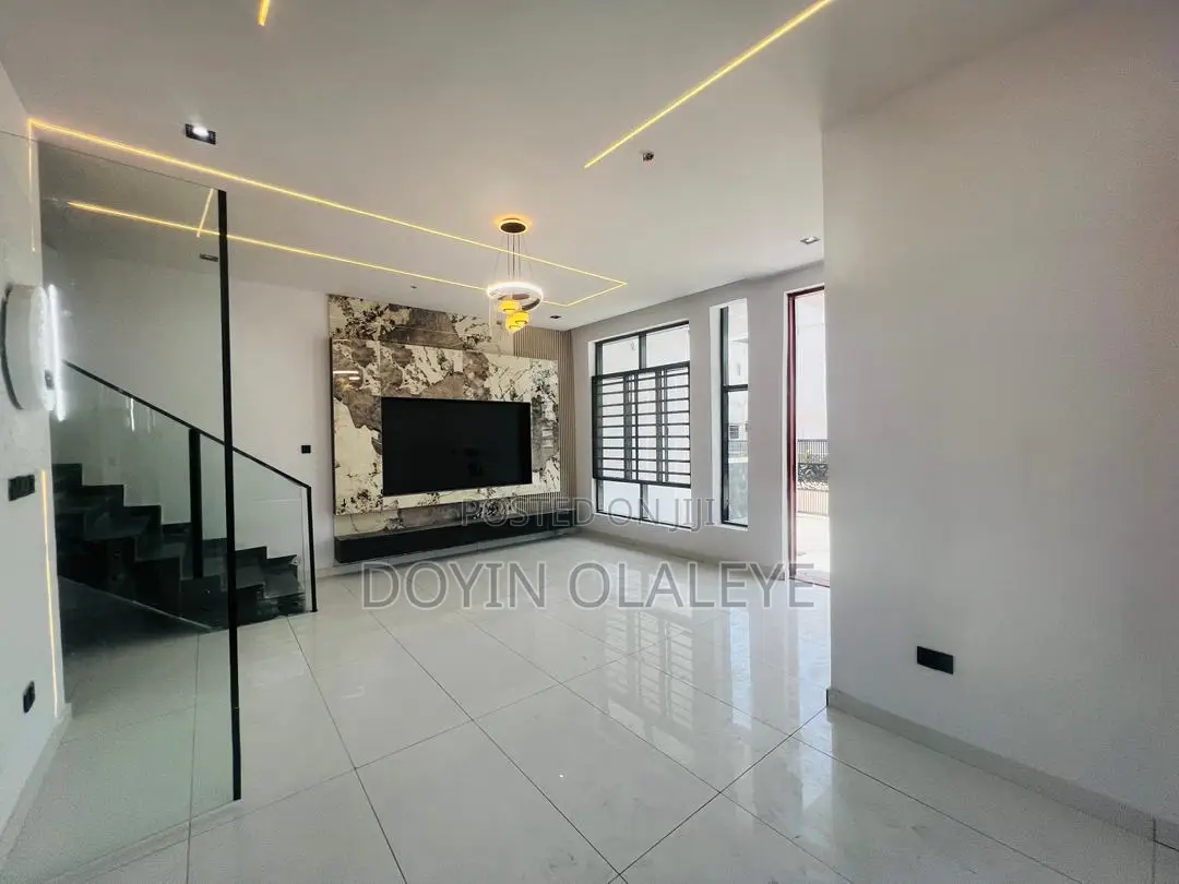 4bdrm Duplex in Ikota for rent in Ikota