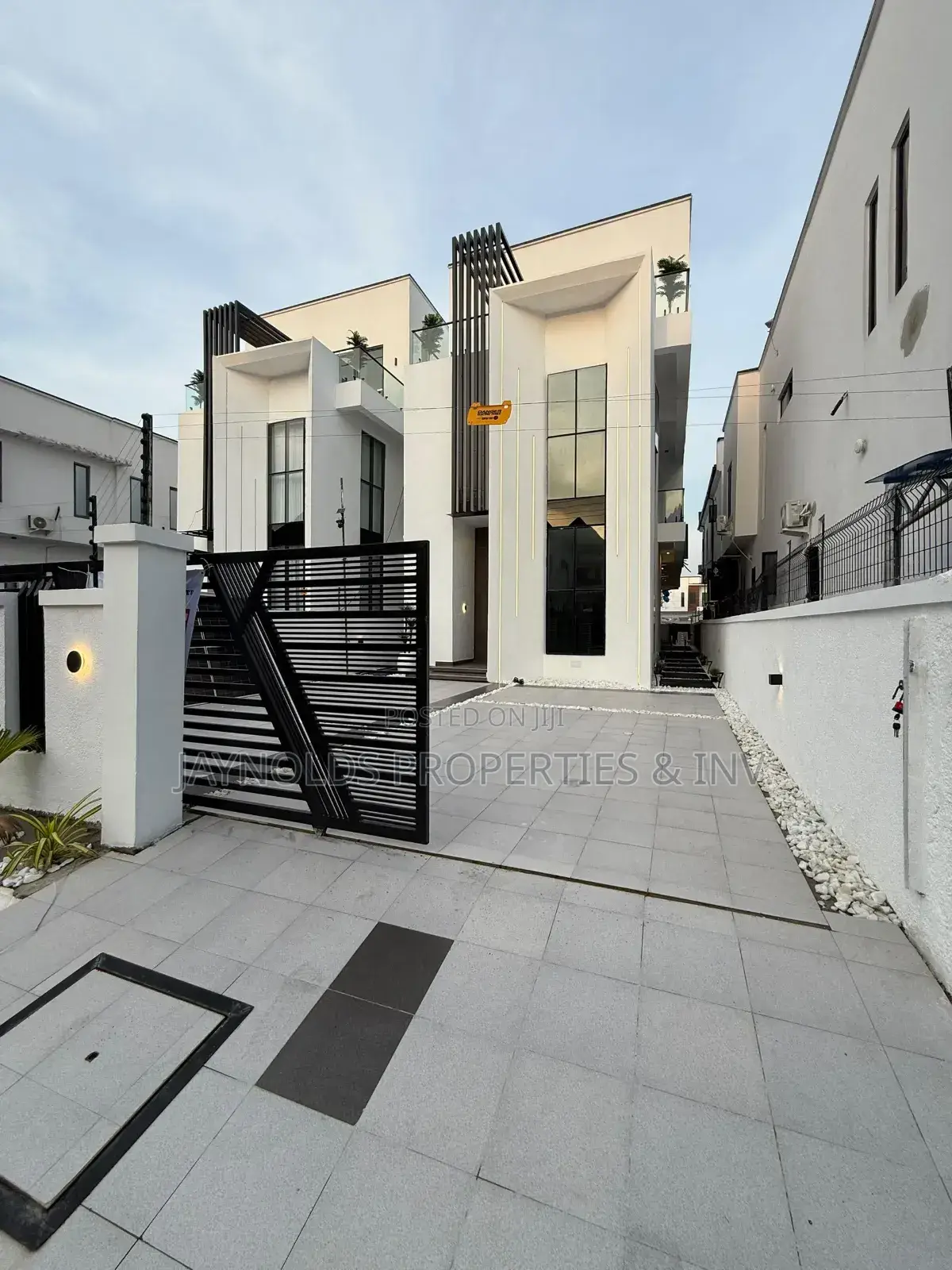 5bdrm Duplex in Lafiaji for sale in Lafiaji