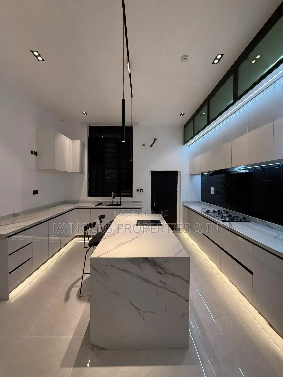 5bdrm Duplex in Lafiaji for sale in Lafiaji