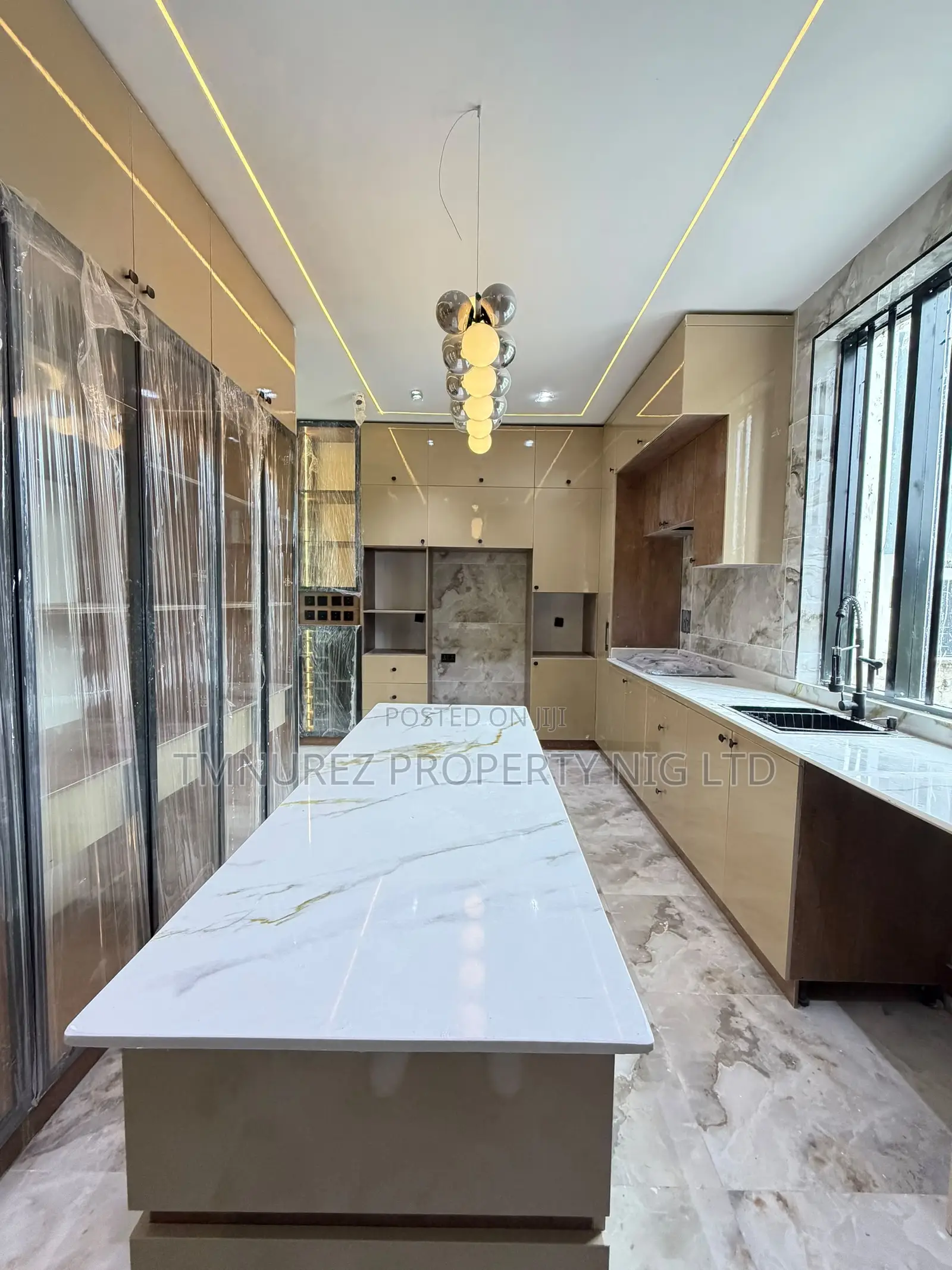 5bdrm Duplex in Chevron for sale in Chevron
