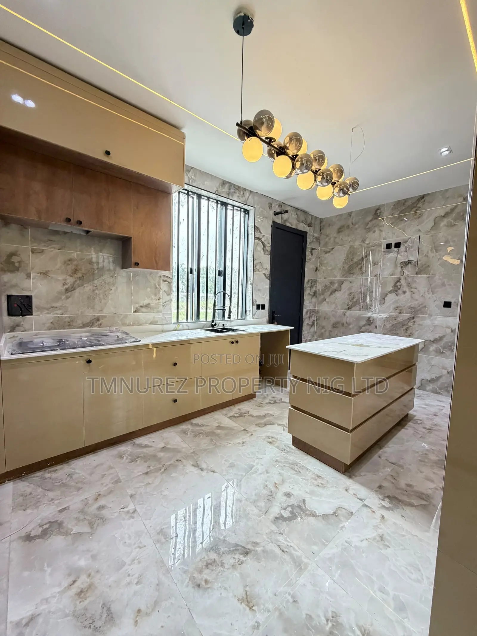 5bdrm Duplex in Chevron for sale in Chevron