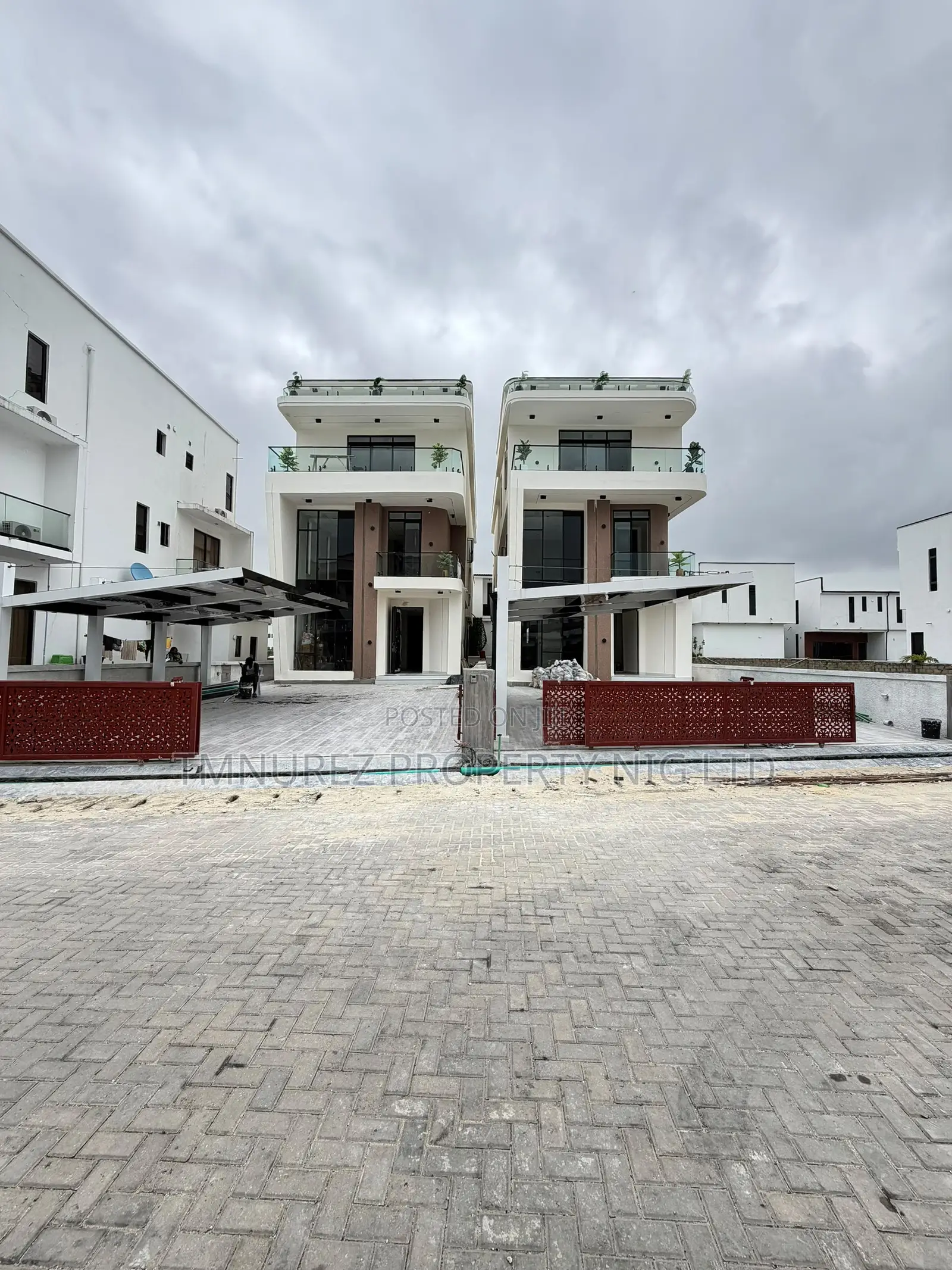 5bdrm Duplex in Chevron for sale in Chevron