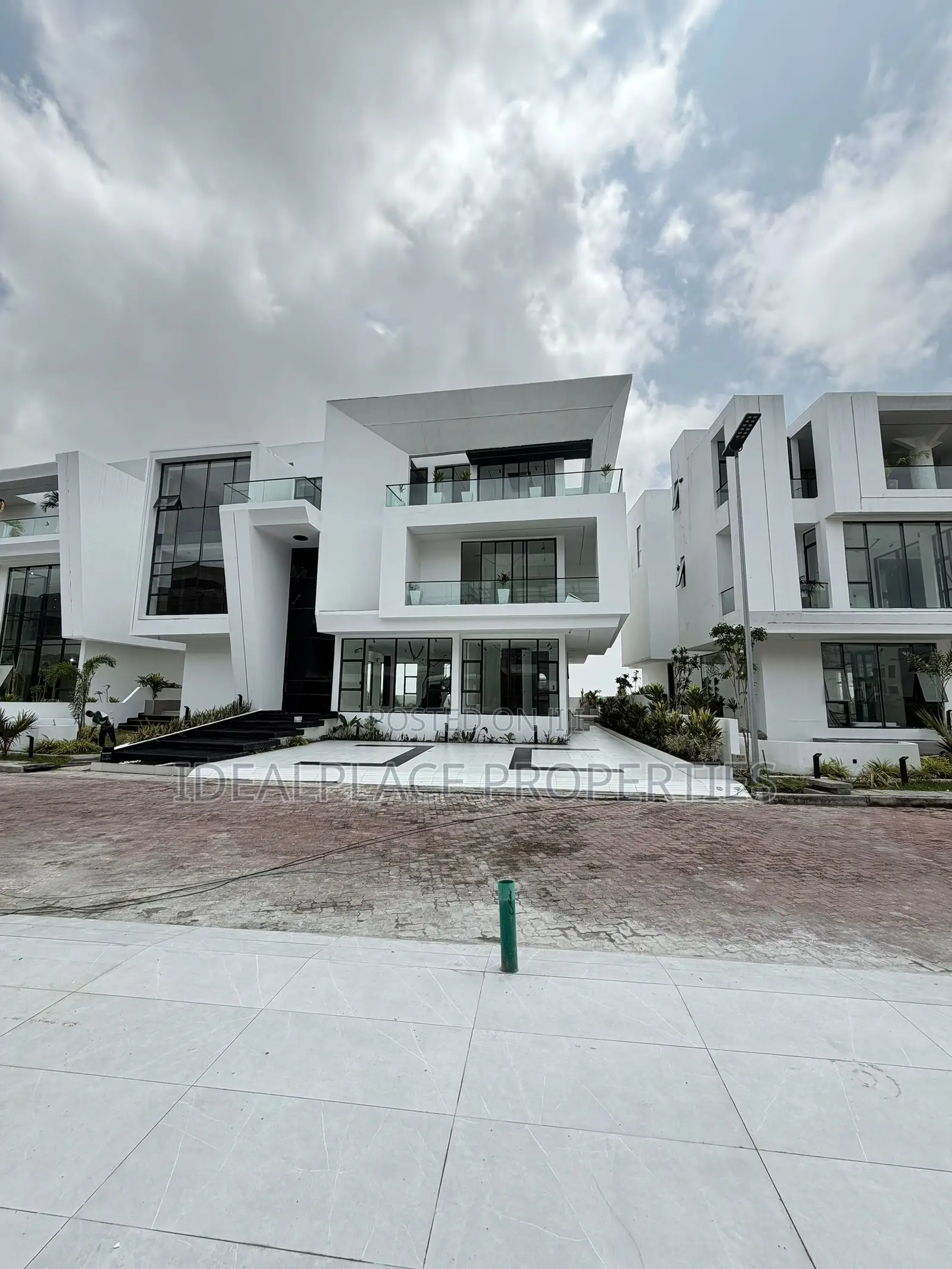 5bdrm Duplex in Osapa london for sale in Osapa london