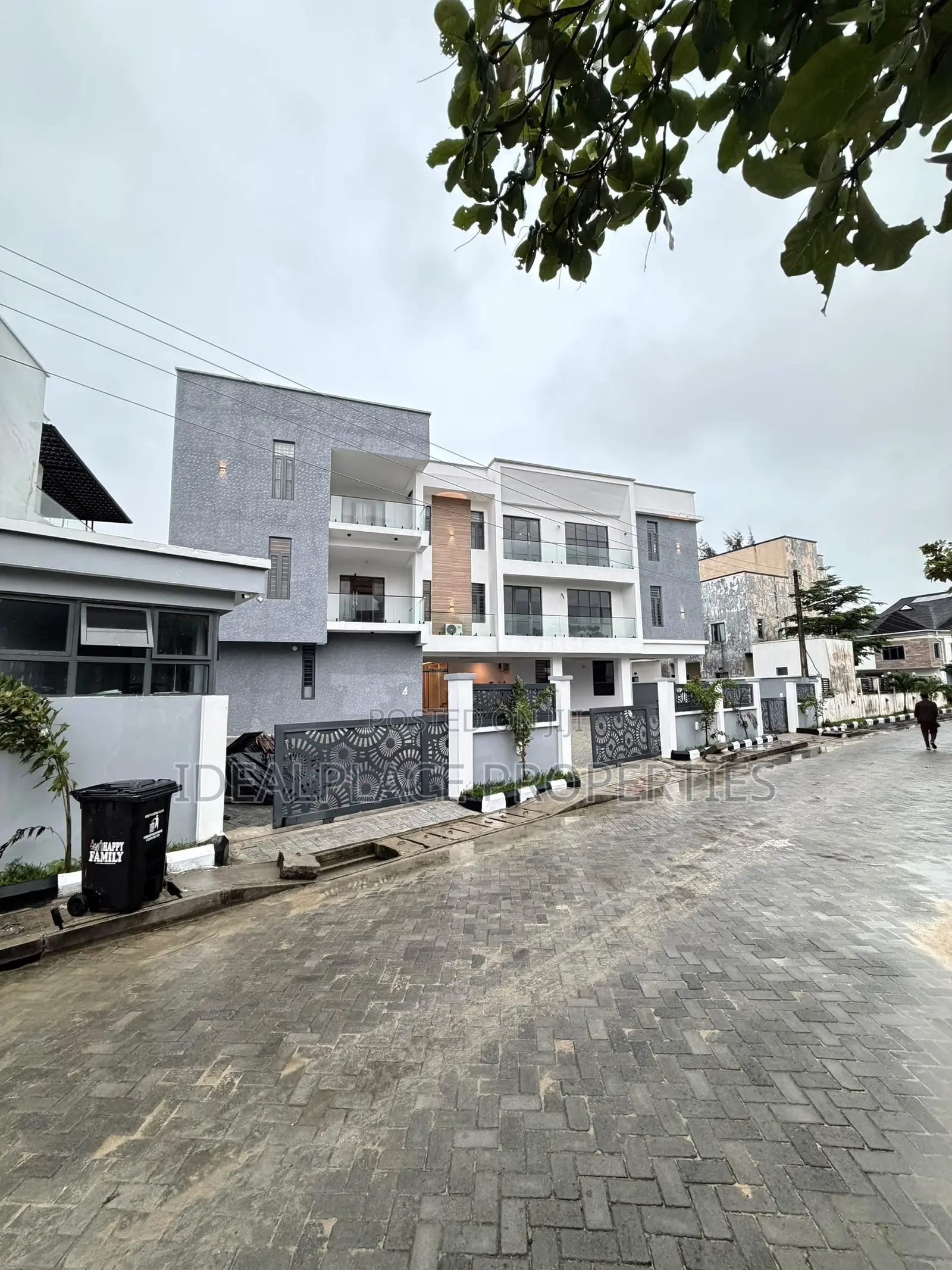 3bdrm Apartment in Osapa london for sale in Osapa london