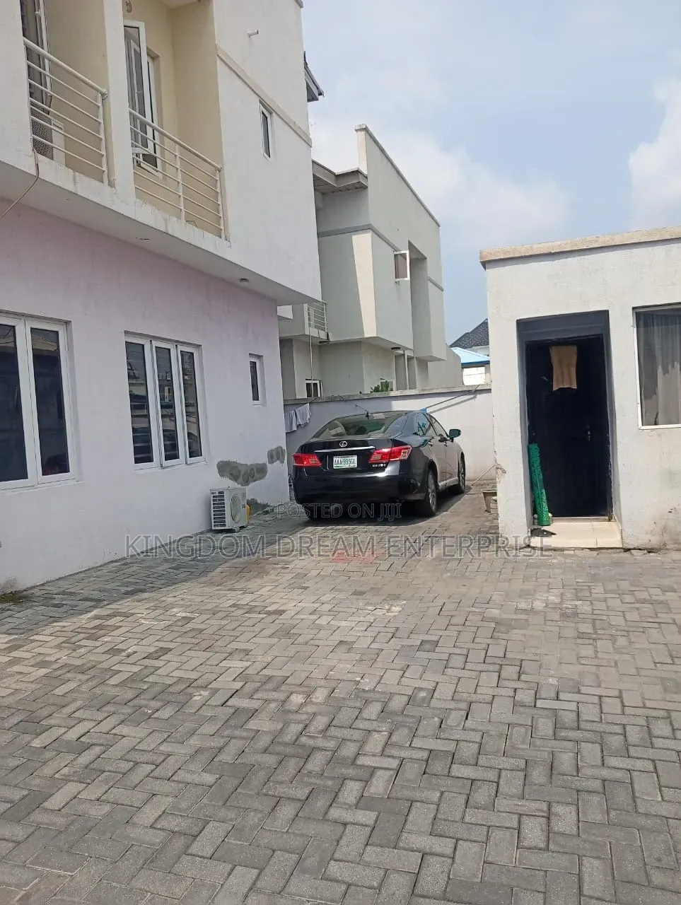 3bdrm Block of Flats in Lekki Phase 1 Right for sale in Lekki Phase 1